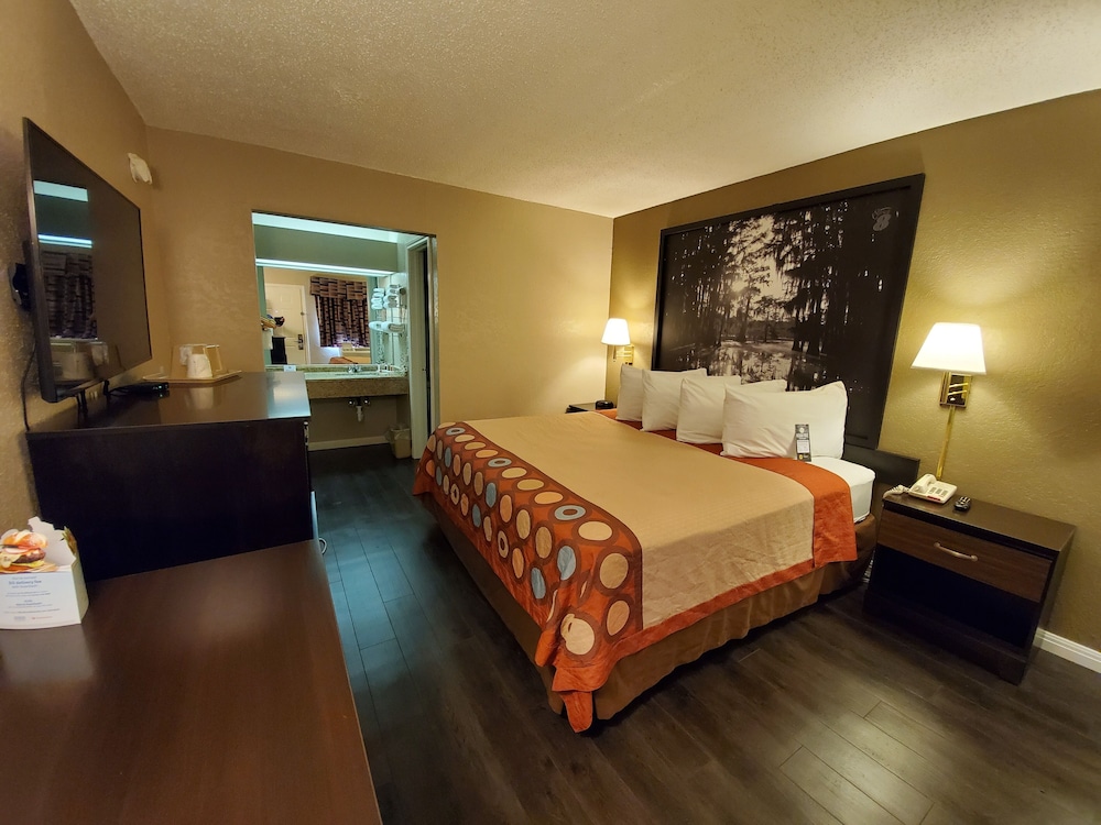 Deluxe Room, 1 King Bed, Non Smoking - Photo 2