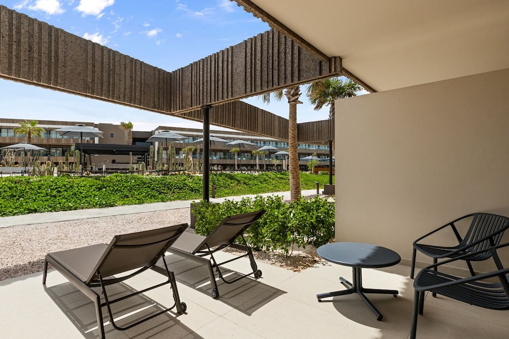 Junior Suite Poolside Terrace King