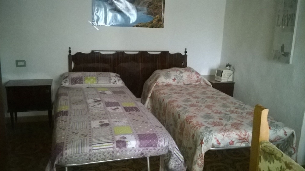 Double or Twin Room, 1 Bedroom, Shared Bathroom photo 1