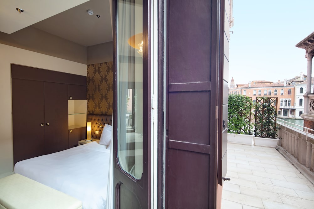 Premium Room (Partial Canal View) thumbnail 5