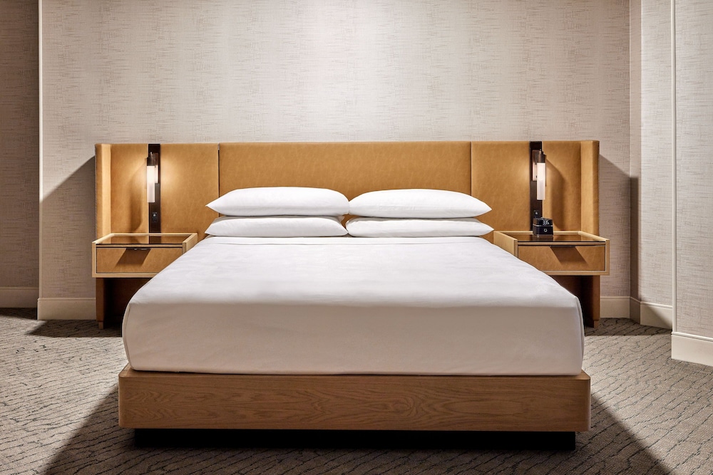 Suite, 1 King Bed with Sofa bed, Balcony - Photo 2