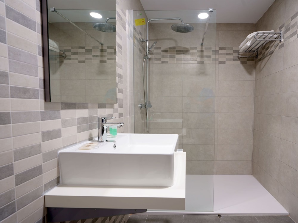 Double or Twin Room - Photo 7