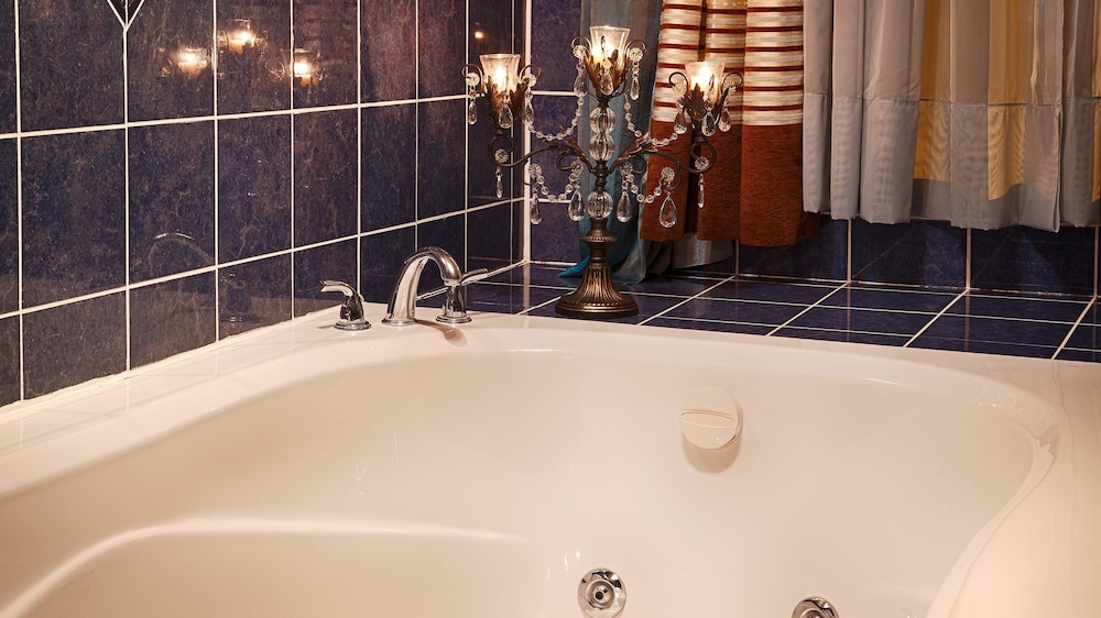 Signature Room, 1 King Bed, Jetted Tub - Photo 4