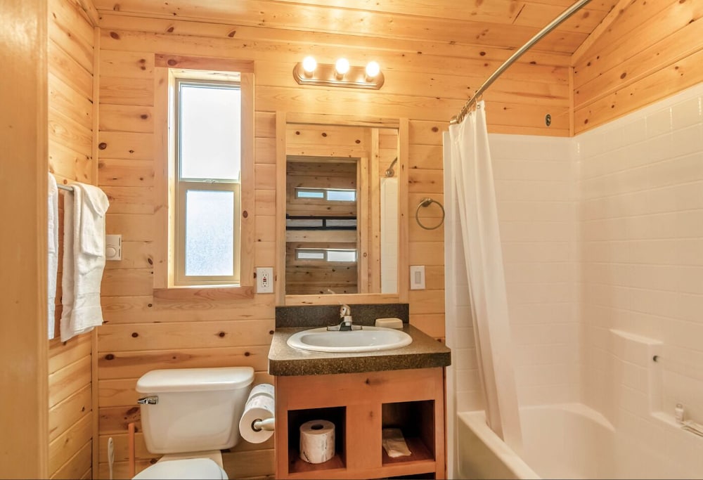 Cottage, 1 Bedroom (Rear Entry, No Pets, Linens Available) photo 3