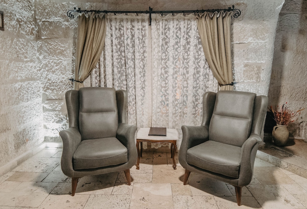 Deluxe Cave Room photo 1