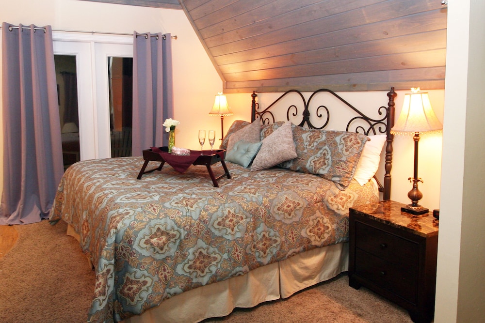 Sweetheart Cabin, 1 Bedroom, Jetted Heart-shaped Tub, Outdoor Hot Tub, Mountainside photo 2