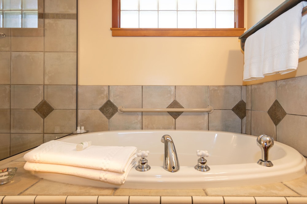 Hillside Suite Up to 2 Person Occupancy - English Breakfast photo 3