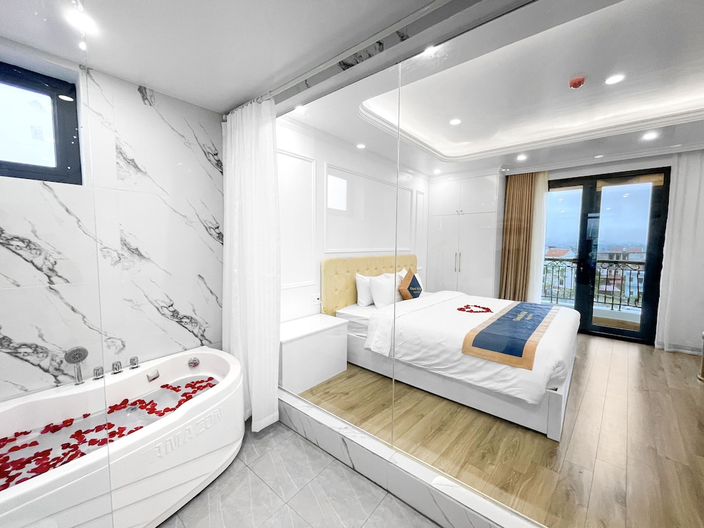 Deluxe Suite, 1 King Bed, Balcony