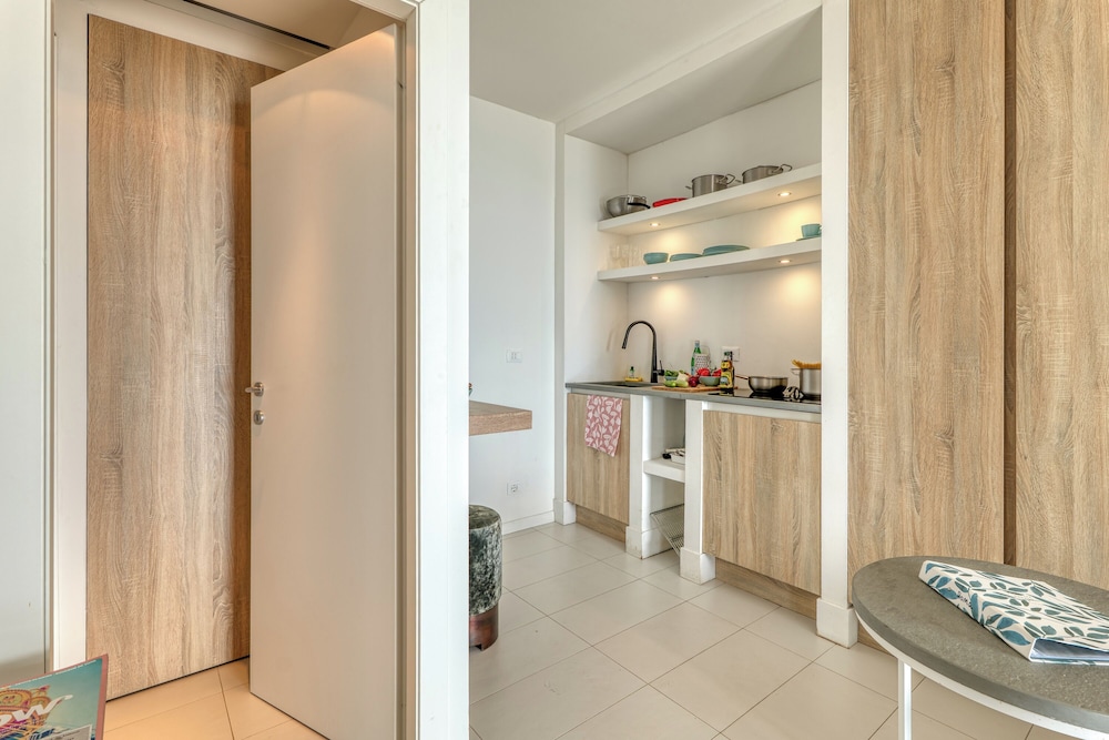 Luxury House, Multiple Bedrooms, Sea Facing (Boutique Pool Apt. Balzi Rossi - Roma)