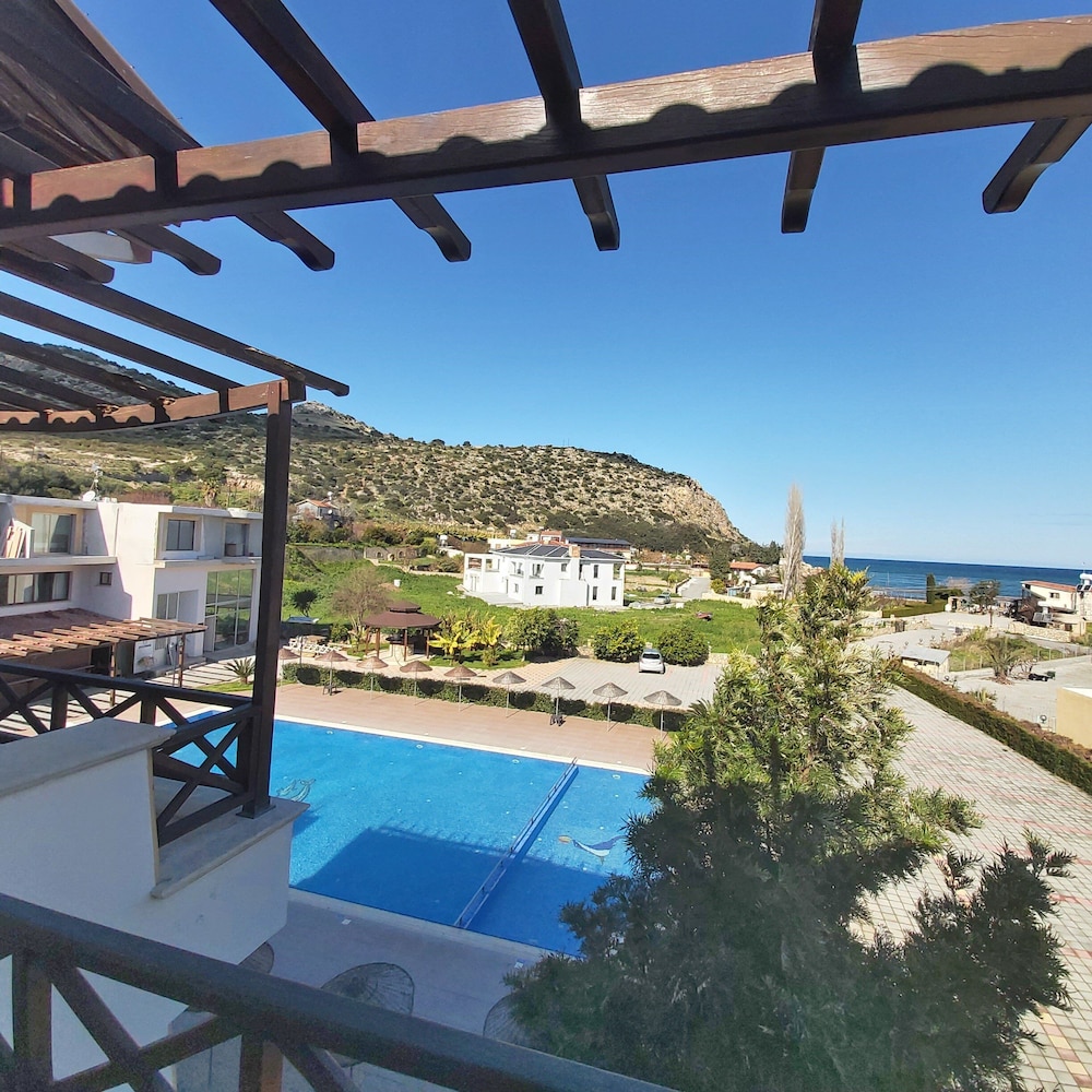 Standard Room, Sea View, Poolside photo 3