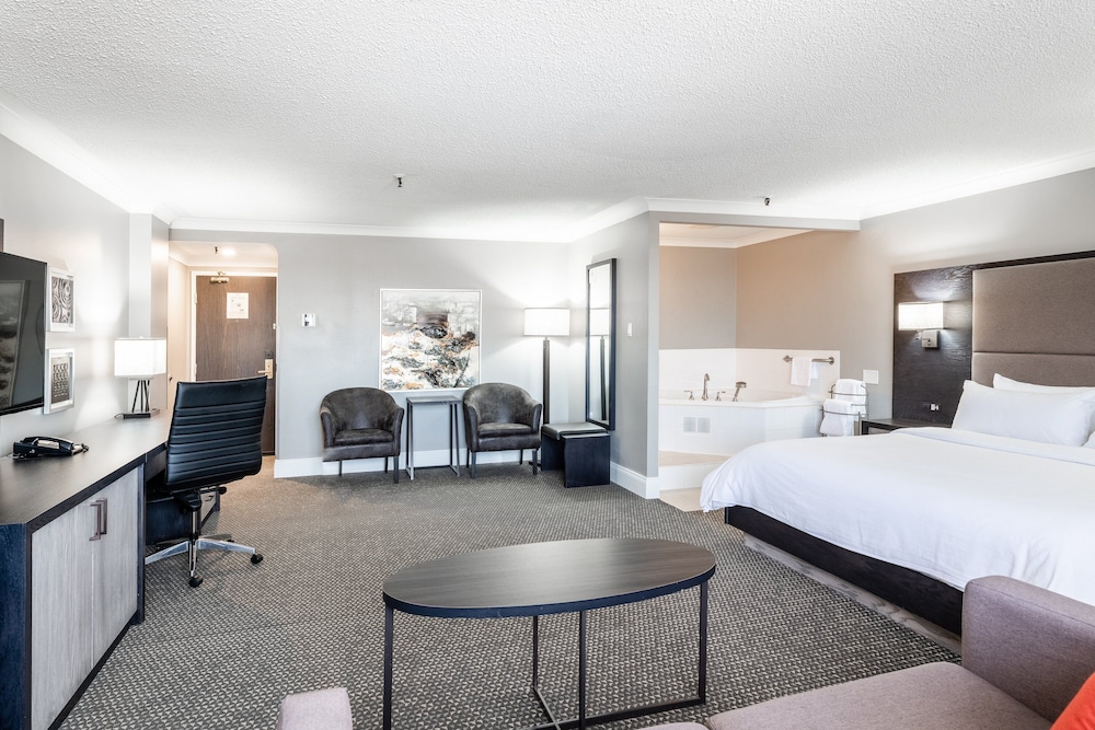 Junior Suite, 1 King Bed, Jetted Tub - Photo 3