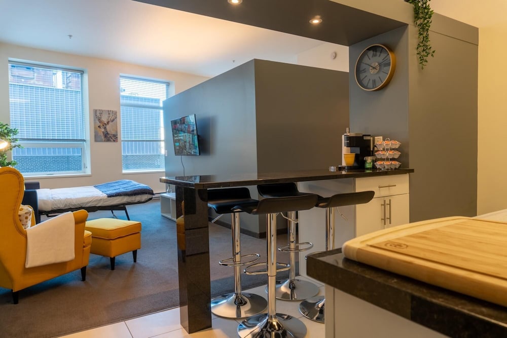 Comfy DT Loft w Parking Rooftop Patio BBQ Gym, 写真 3