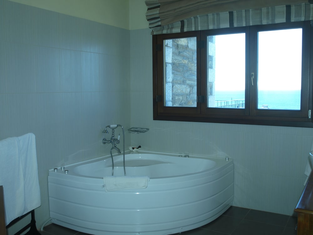 Honeymoon Suite photo 3