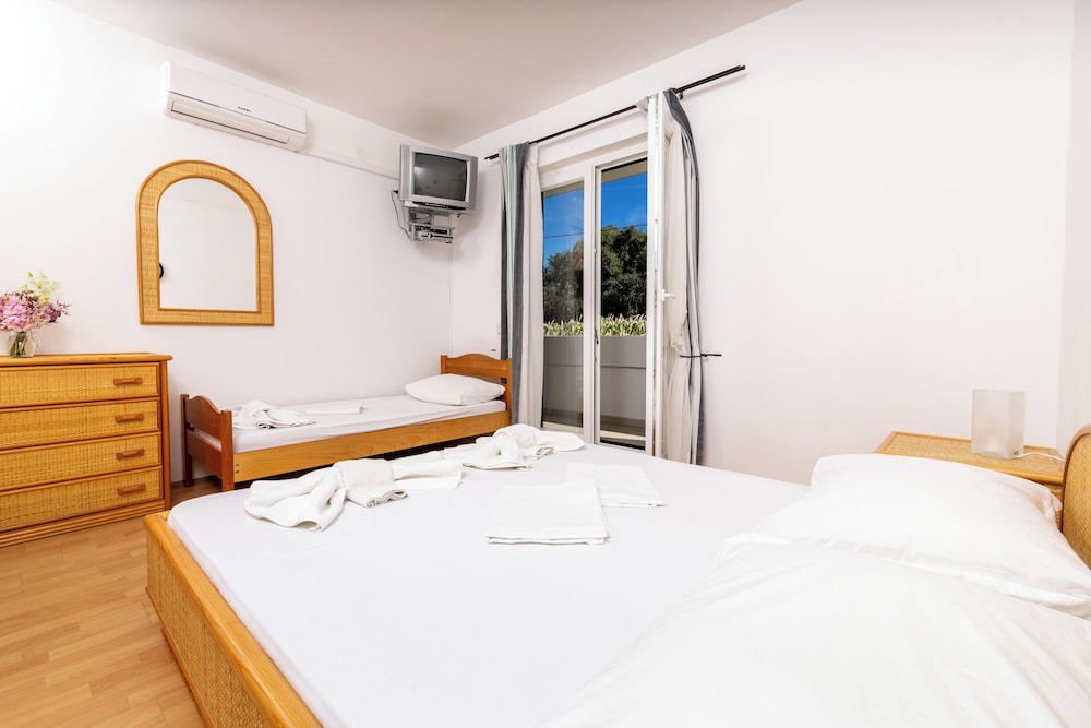 Triple Room, Balcony, Garden View photo 2