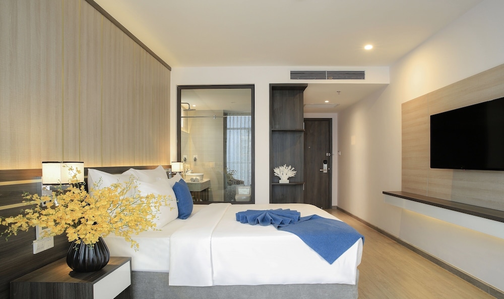 Senior Deluxe Room, City View - Photo 2