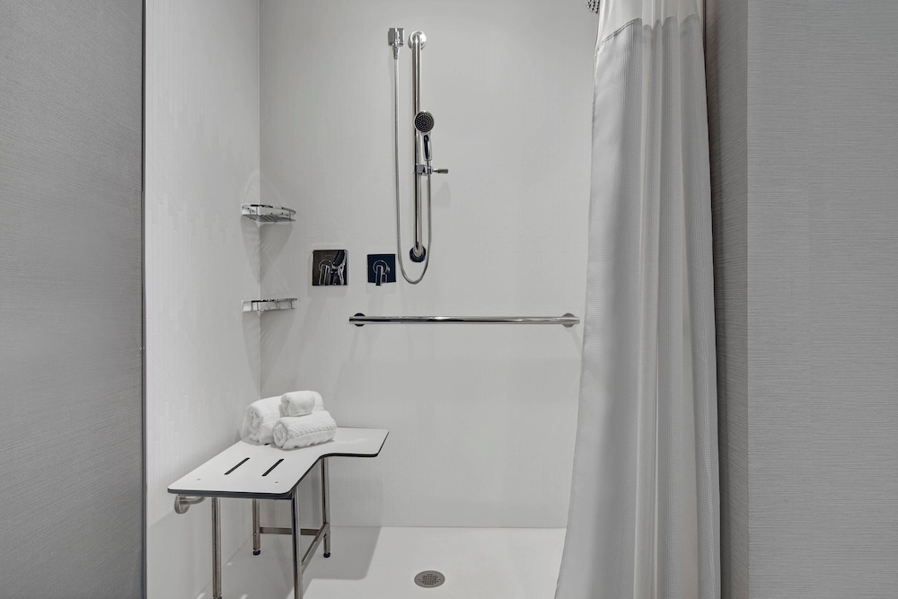Room, 2 Queen Beds (Mobility/Hearing Access, Roll-In Shwr) - Photo 3