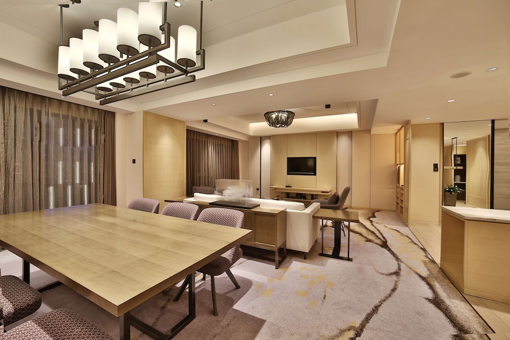 Deluxe Twin Room thumbnail 6