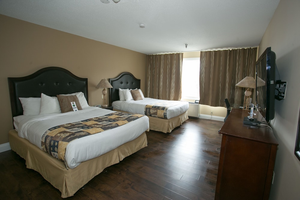 Basic Room, 2 Queen Beds, Refrigerator & Microwave (with Mini-Fridge) photo 2