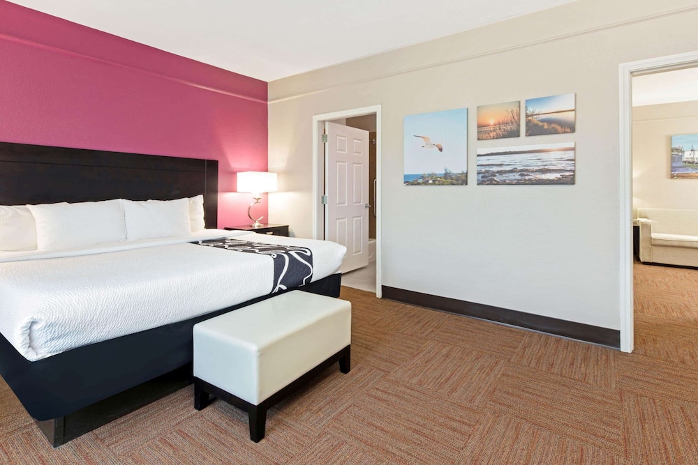 Deluxe Room, 1 King Bed, Accessible, Smoking (Mobility Accessible) - Photo 1