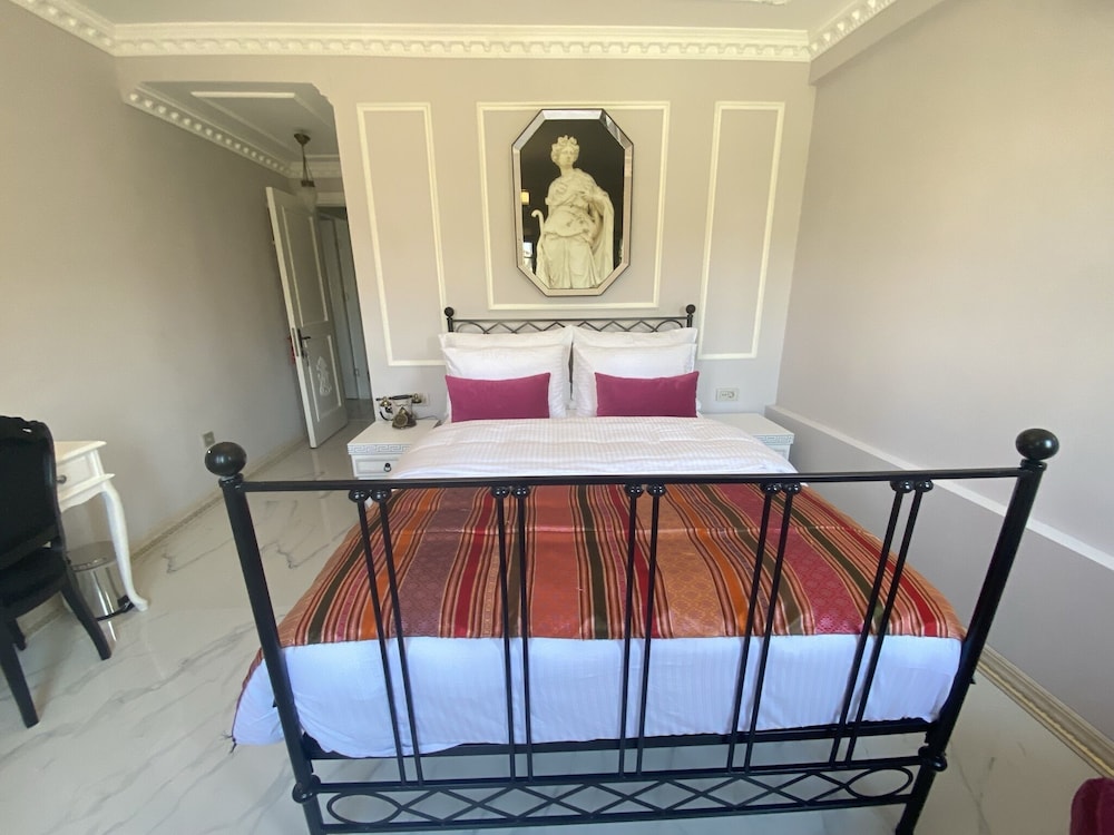 Standard Double Room - Photo 9