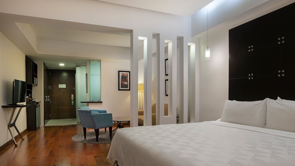 Suite, 1 King Bed, Club Lounge Access
