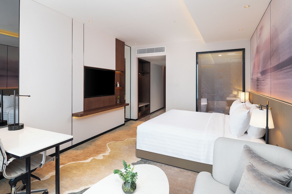 Deluxe Room, 1 King Bed, City View