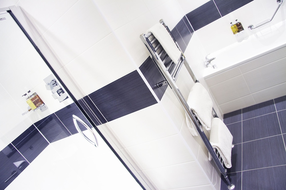 Standard Double, lower ground floor - Photo 9