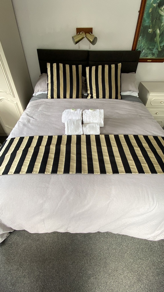 King or Twin Beds (Room 1)