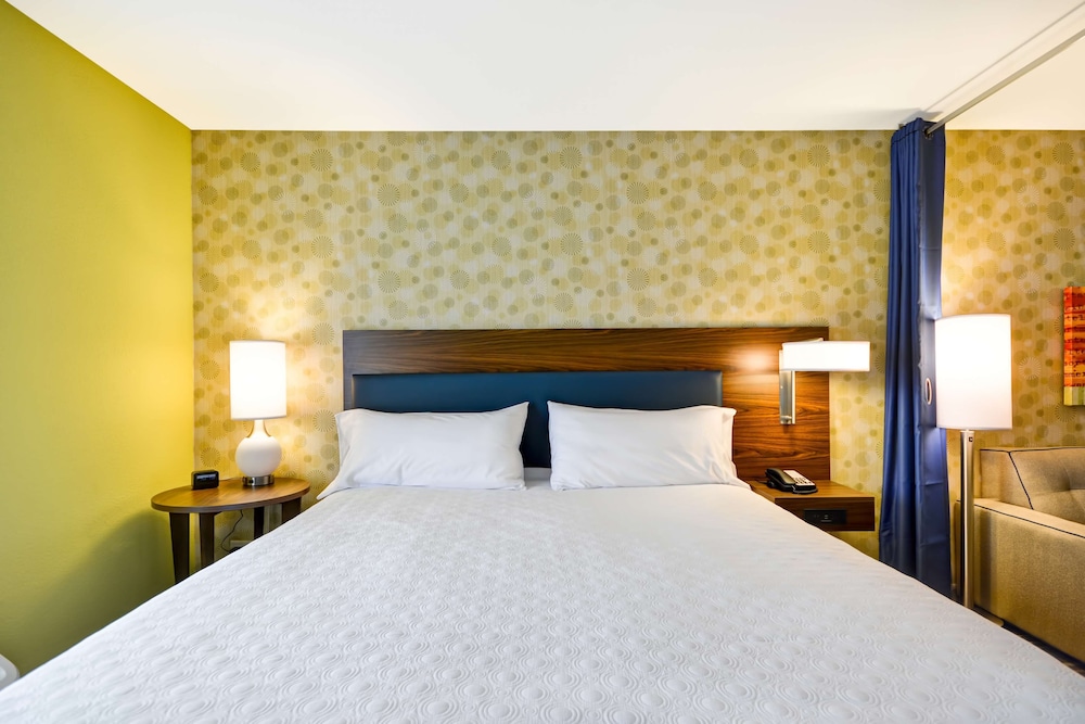 Suite, 1 King Bed, Accessible, Bathtub photo 3