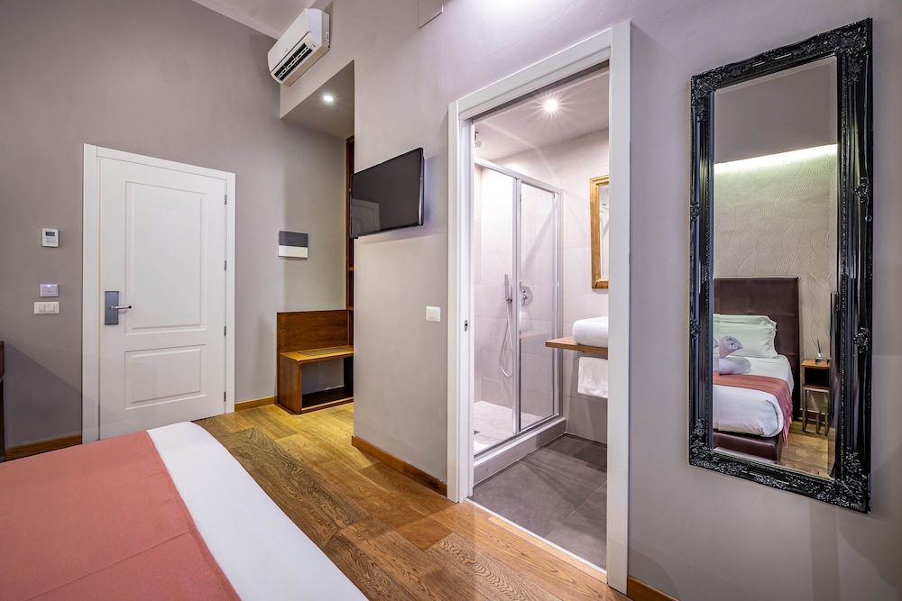 Superior Room, 1 Queen Bed photo 3