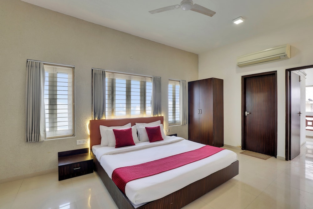 Standard Room, 1 King Bed, Balcony, Pool View