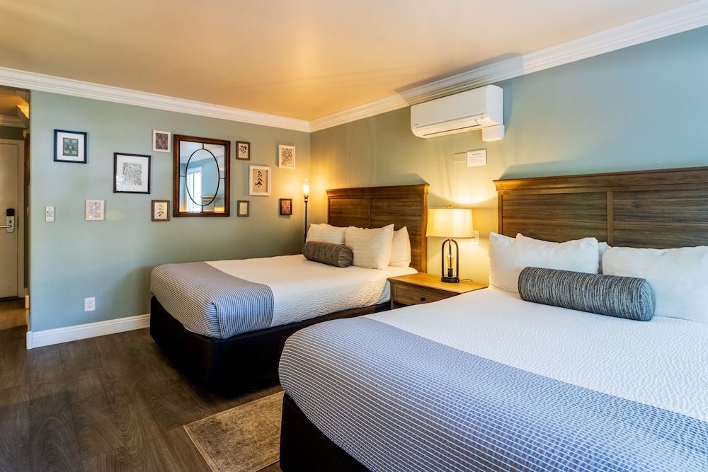 Premium Room, 2 Queen Beds - Photo 4