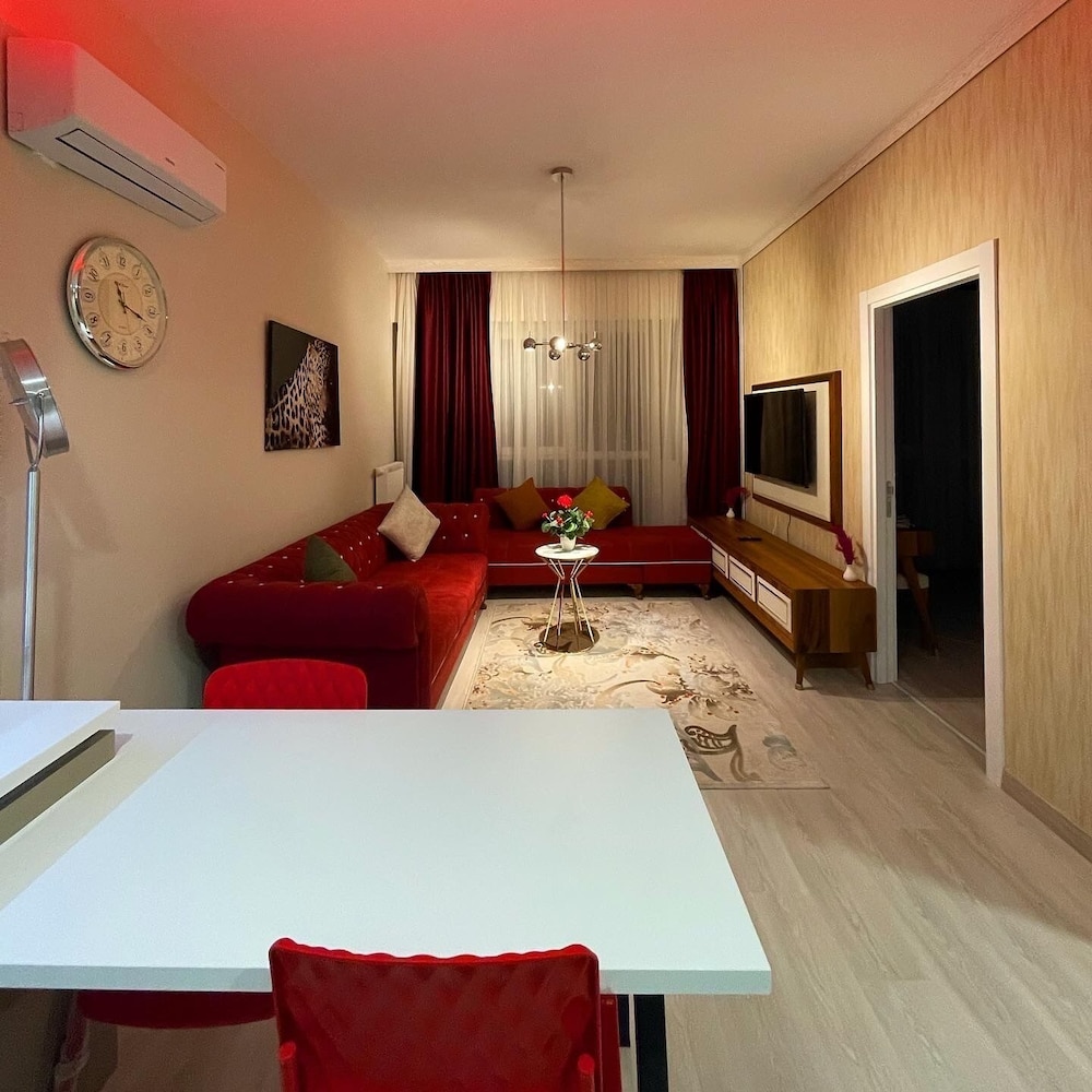 Romantic Suite, 1 Queen Bed, Non Smoking, City View photo 3