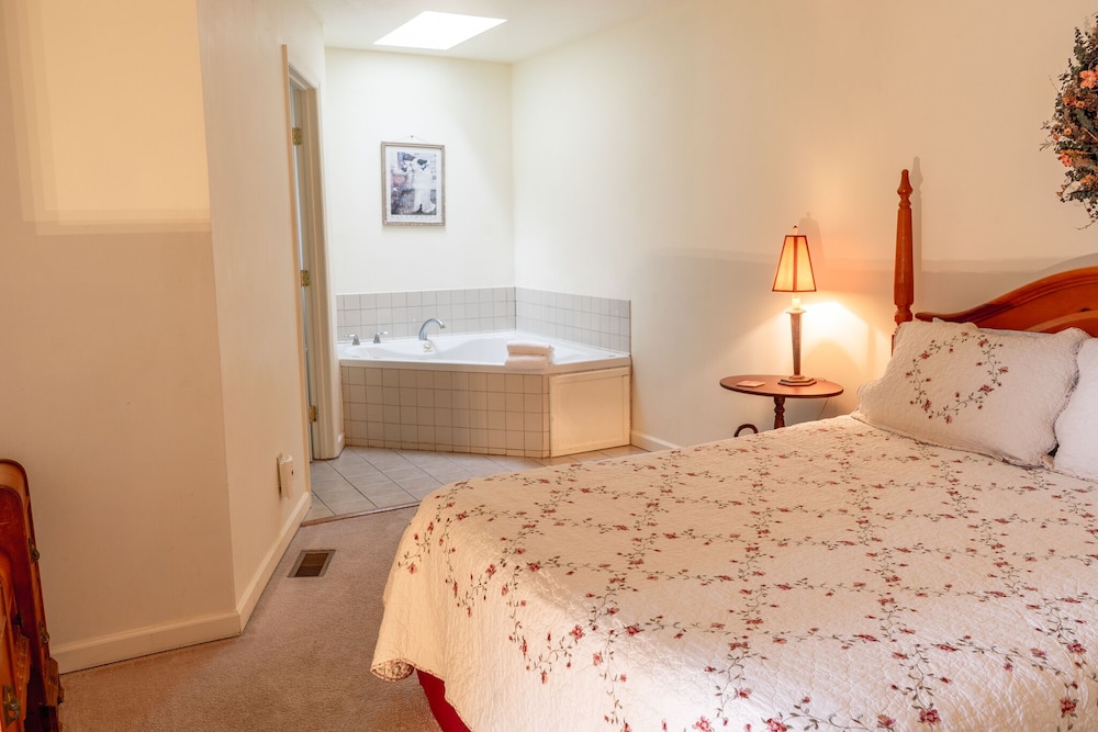 Misty Mountain Romantic Chalet, 1 Bedroom, Mountain View