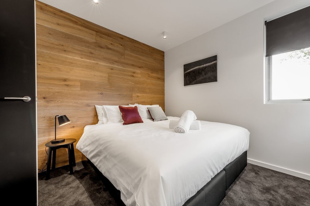 6 Share 2 Bedrooms (1 King and 2 Bunks)