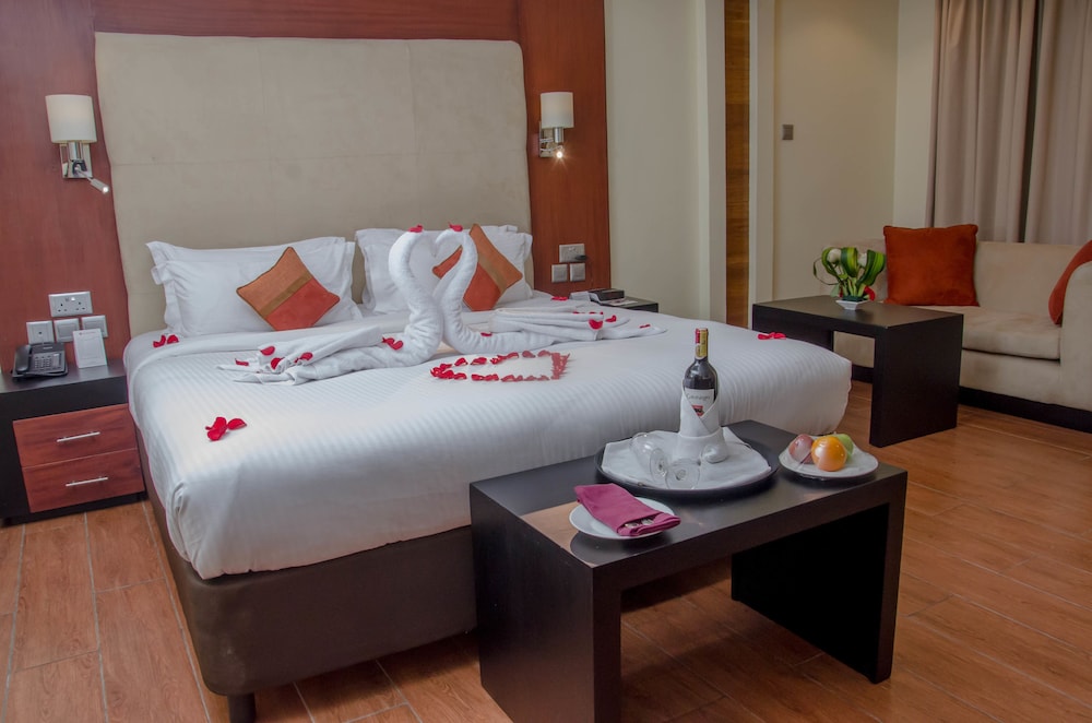 Standard Room, 1 King Bed, Non Smoking, Refrigerator, photo 6