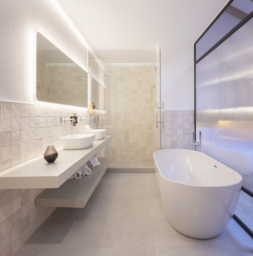 Deluxe Double Room (1 adult) thumbnail 6