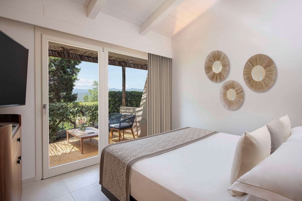 Deluxe Room, 1 King Bed, Accessible thumbnail 5
