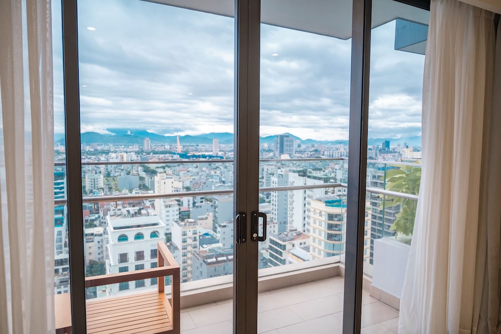 Premier Suite, 2 Twin Beds, Balcony, City View (Bathtub) photo 2
