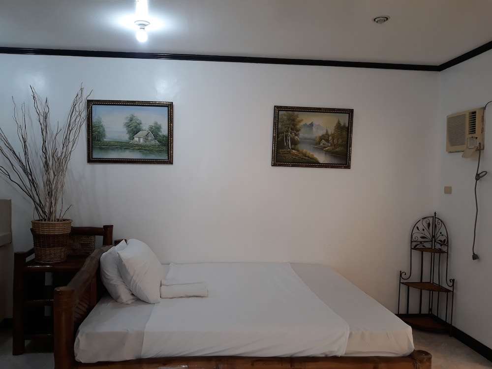 Deluxe Room, 1 King Bed, Beach View photo 2