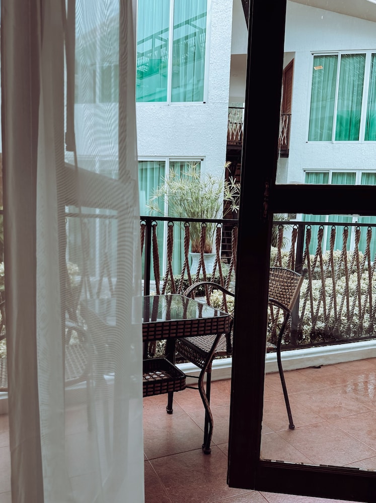 Superior Street View, 2 SGL Beds - Photo 7