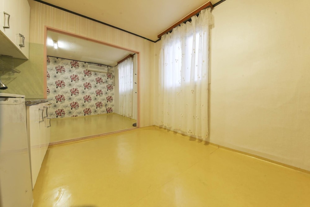 Two Room (6 Ppl) photo 3