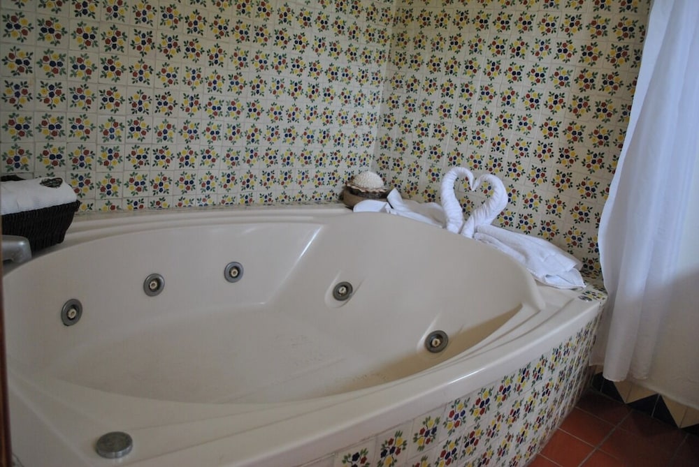 Traditional Suite, Hot Tub photo 3