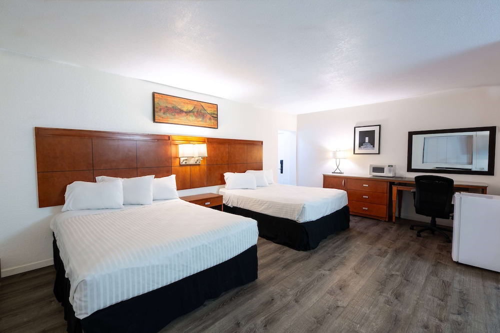 Room, 2 Queen Beds, Non Smoking - Photo 7