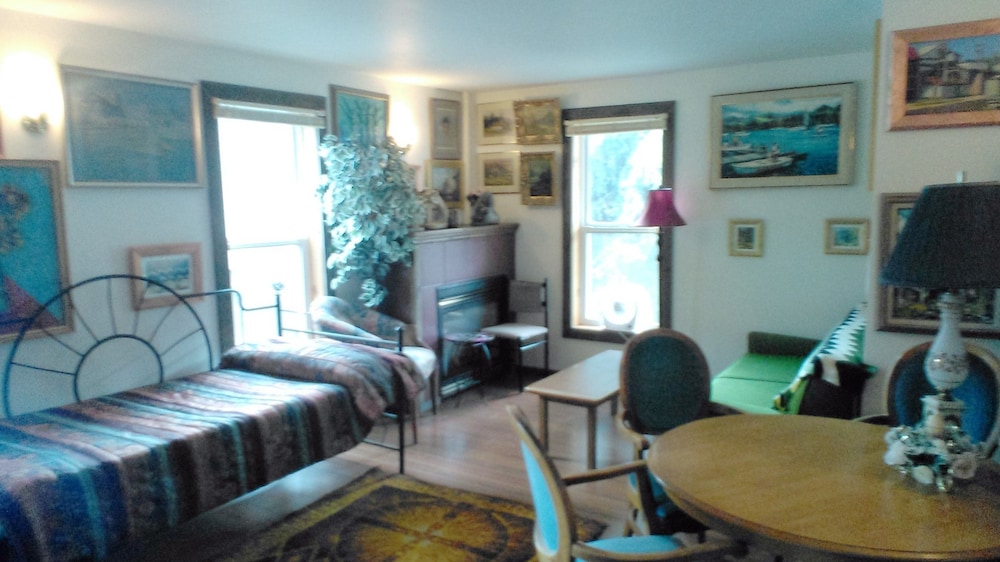 Comfort Suite, 1 Queen Bed with Sofa bed photo 1