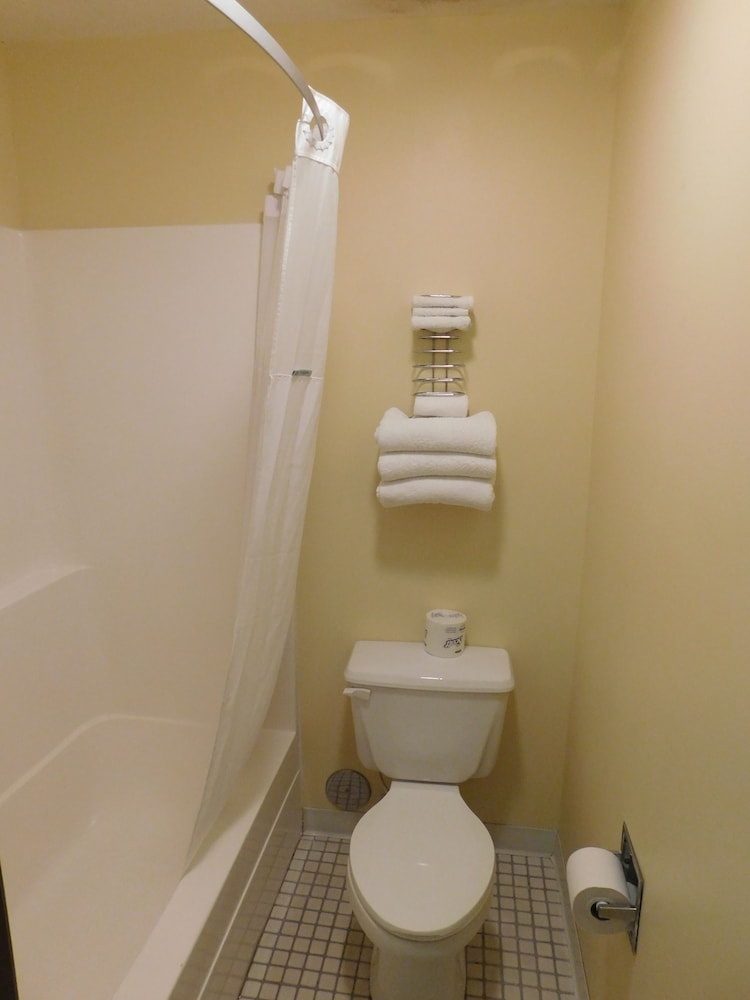 Room, 2 Queen Beds, Non Smoking (Pet Friendly) - Photo 5