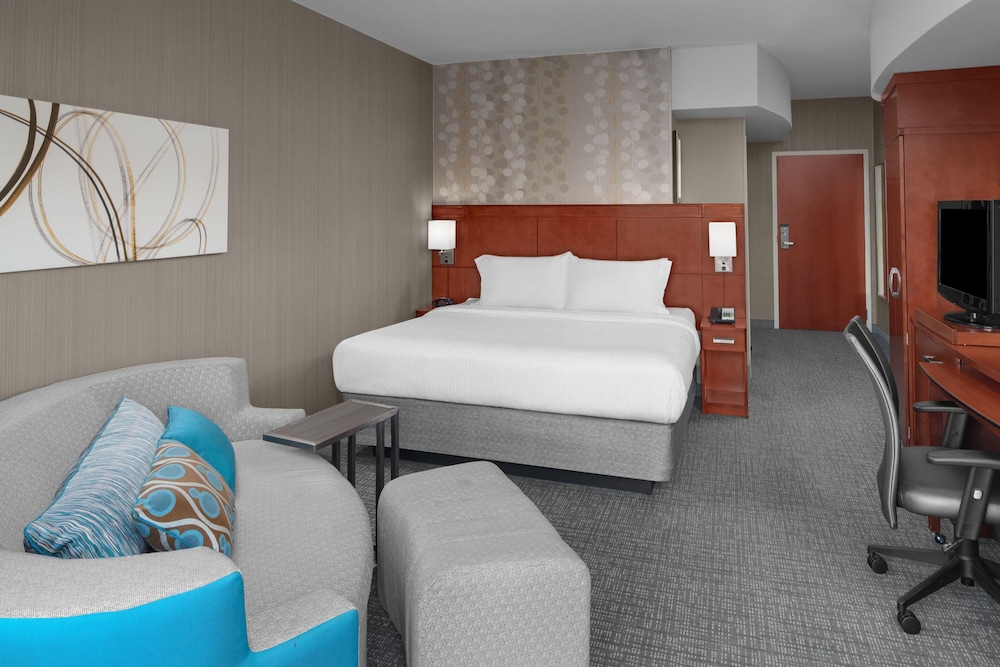 Room, 1 King Bed with Sofa bed, Balcony - Photo 1