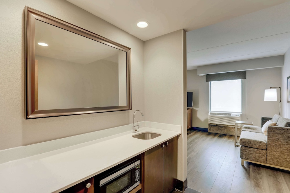 Studio, 1 King Bed, Refrigerator & Microwave (Wet bar) - Photo 4