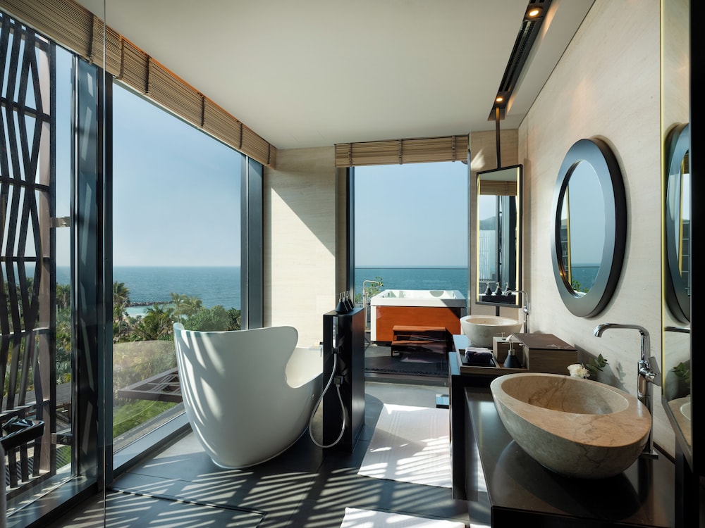 Harmony 3-Bedroom Oceanfront Presidential Suite with Comp Rainforest Experience once per stay thumbnail 6