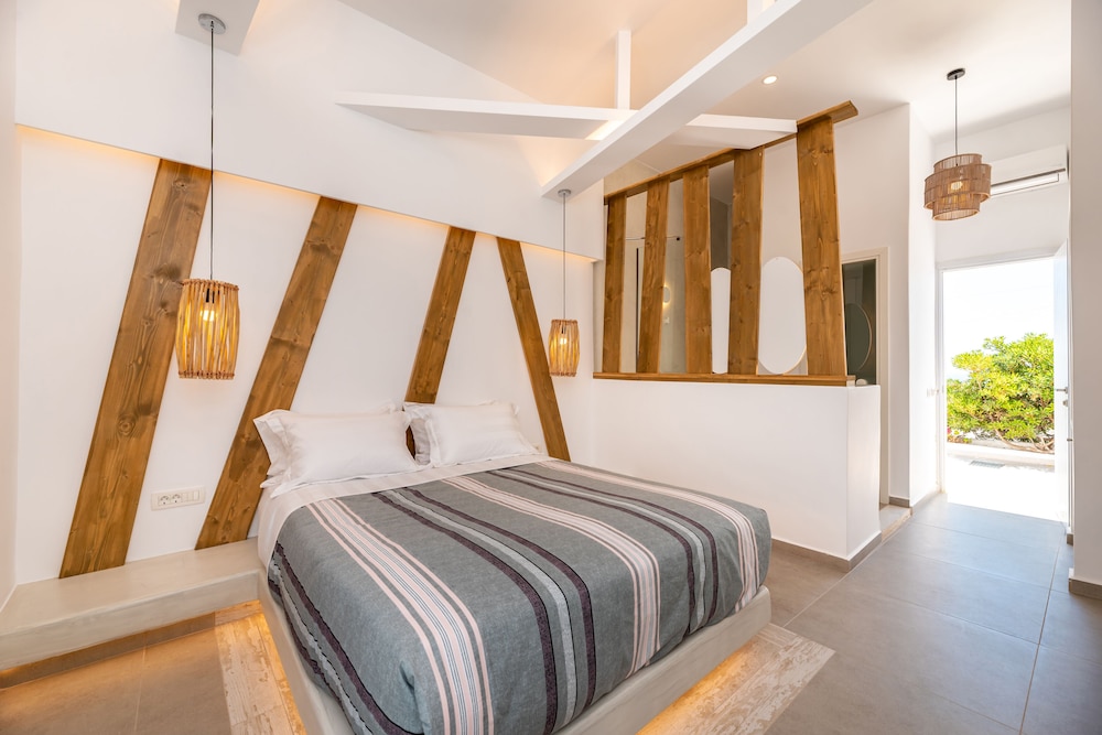 Deluxe Double with Panoramic Caldera View & Hot Tub